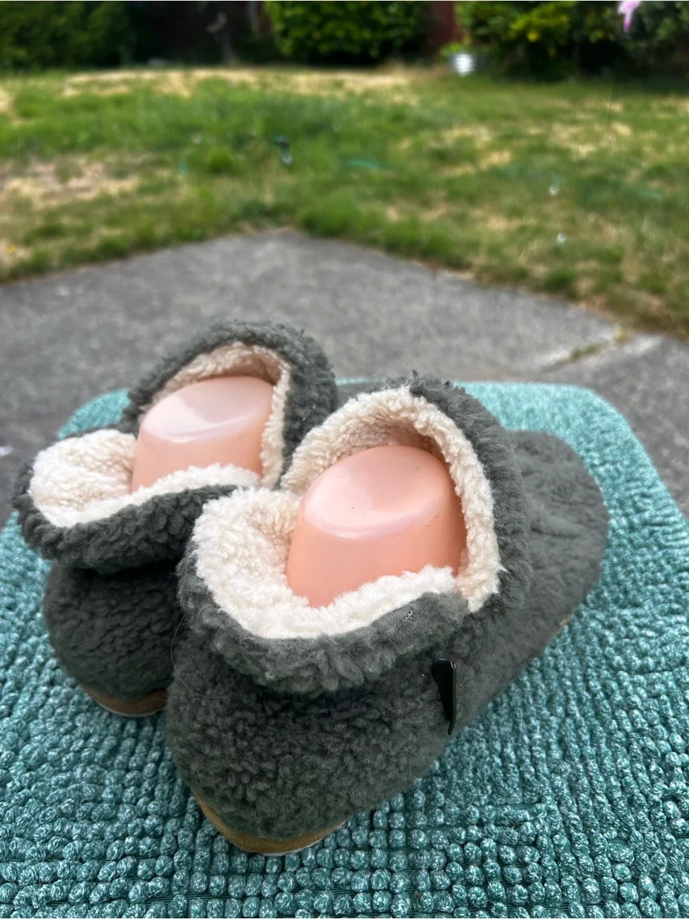 LL Bean Women’s Cozy Sherpa Slip-On Shoes in Dark Gray Slippers Size 9M